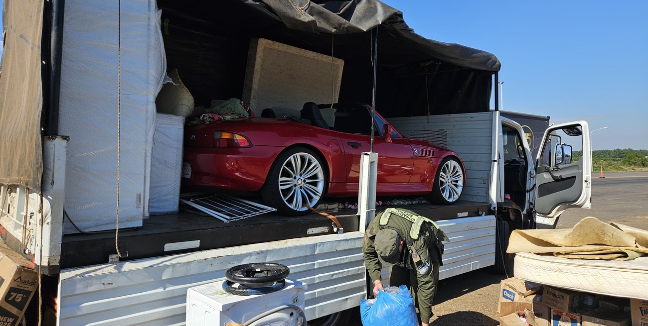 Pequeño detalle: contrabandeaban un BMW descapotable