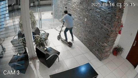 Entró a robar un edificio y se fué en monopatín 🛴