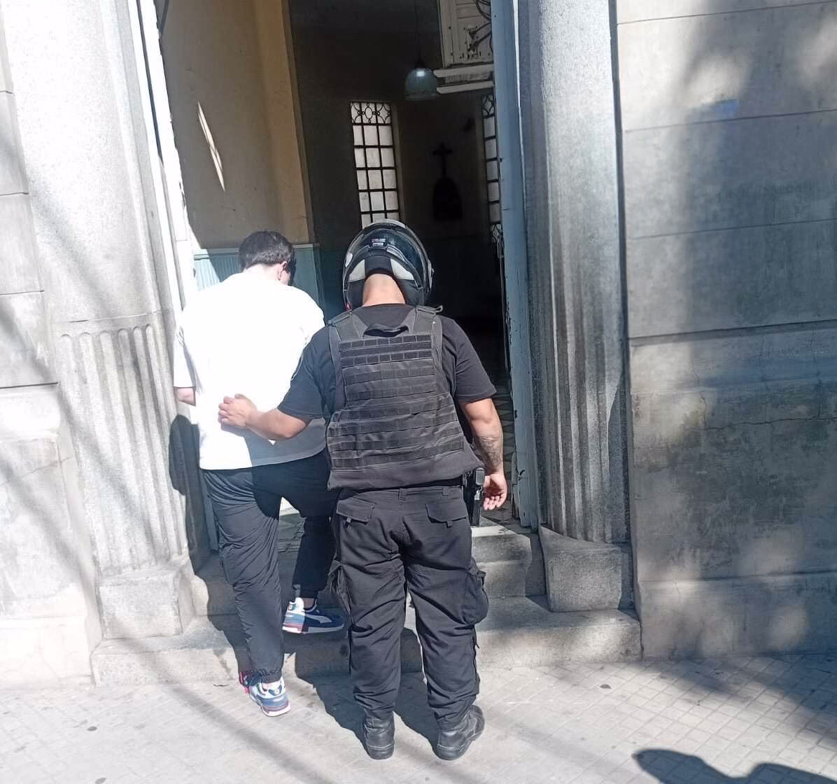 CINE🚬: Andaba a los tiros en el centro y terminó esposado