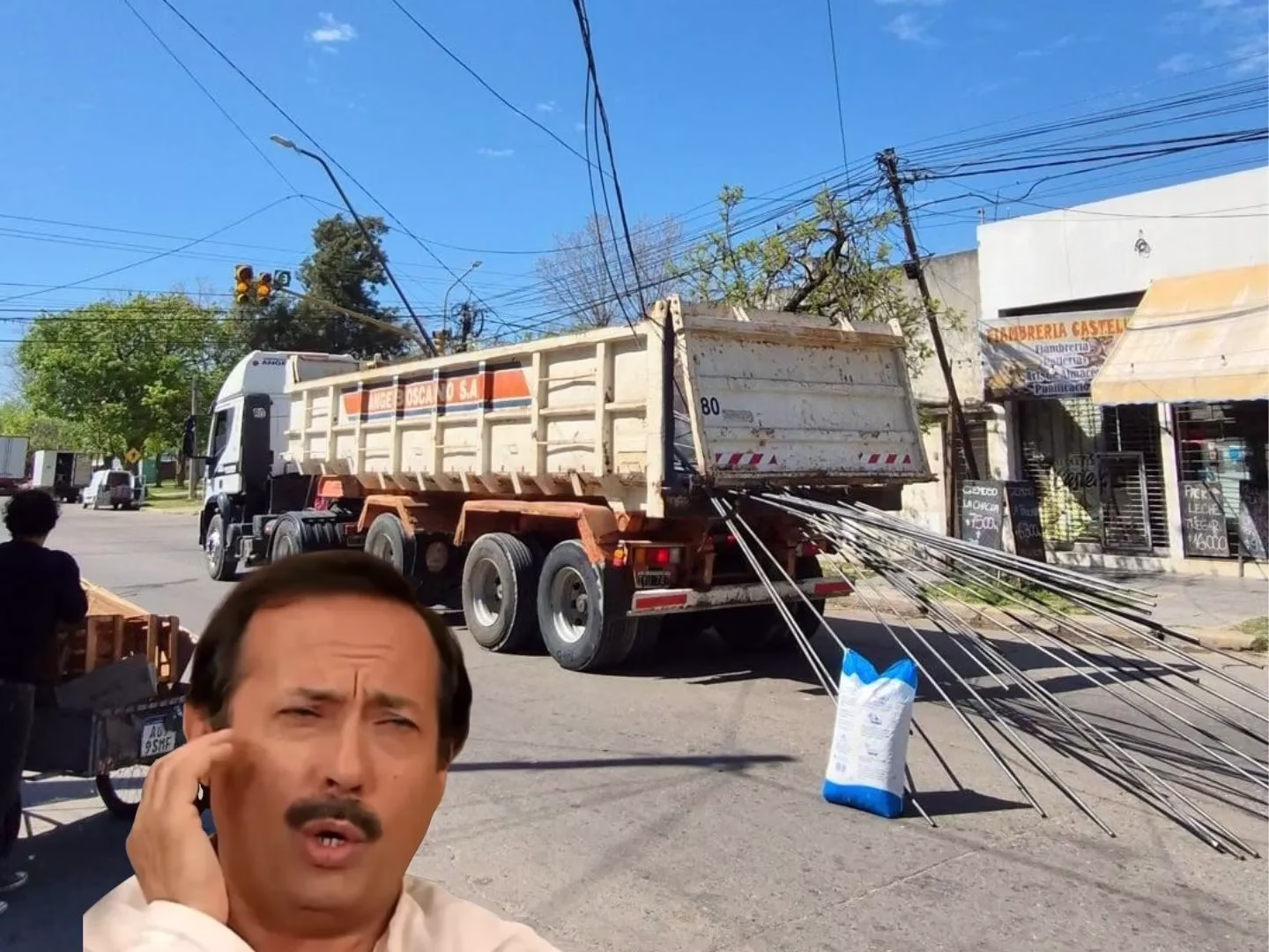 ¨ME COLGUɨ: Camión se llevó puesto cables y dejó a todo el barrio sin luz ⚡🚚
