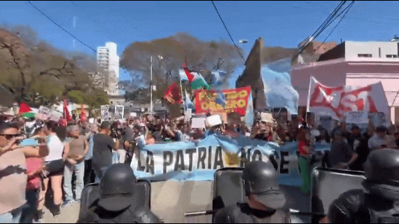 SE PUDRIÓ: Milei visitó Santa Fe entre tensión y cánticos