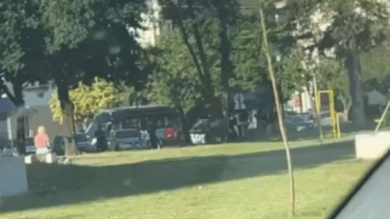 Brutal pelea en Plaza España: lo golpearon con una cadena y le quebraron una pierna 😣