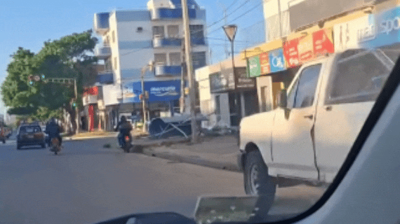 Descontrol en Facundo Zuviría: subió a la vereda y arrasó la garita