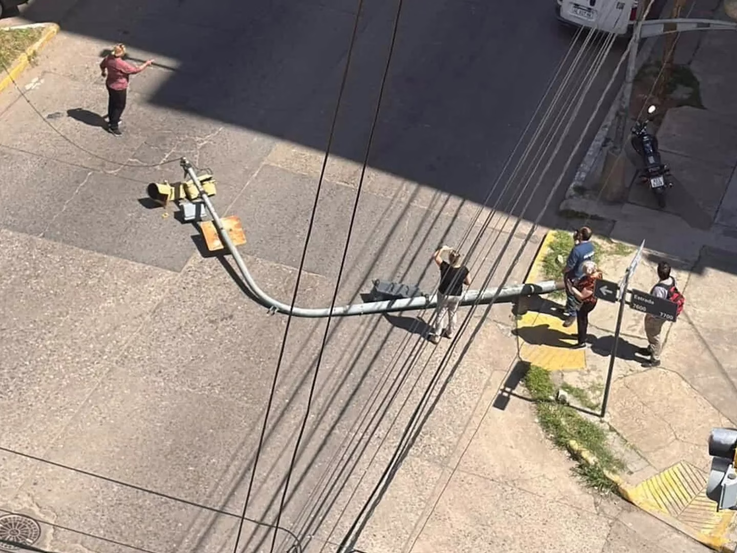 Se desplomó un semáforo en Las Flores 🚦