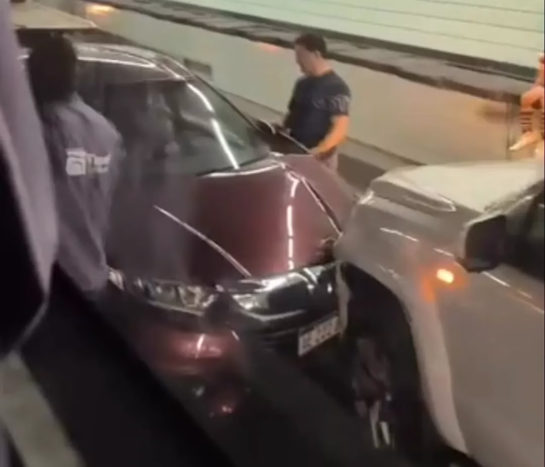 DOS CAMIONETAS CHOCARON DE FRENTE EN EL TUNEL SUBFLUVIAL