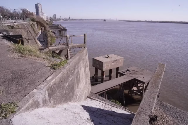 ROSARIO: quiso evitar un robo, cayó de la barranca y murió