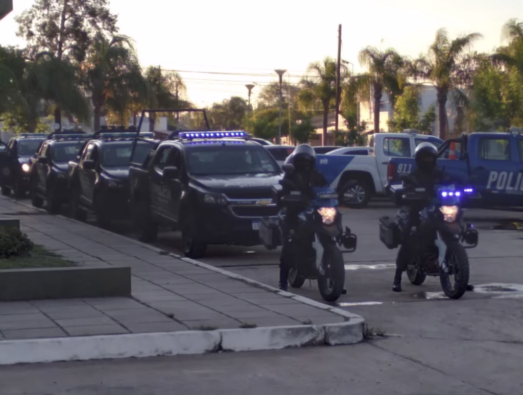Quisieron robar un cesto de basura, se pusieron picantes y terminaron presos 🗑️🚓