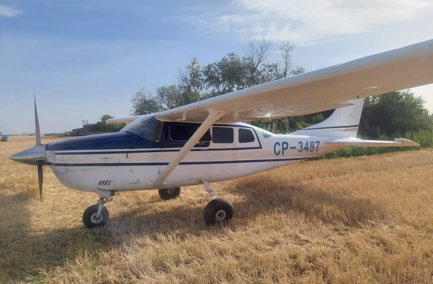 Misterio en el norte: hallaron una avioneta abandonada en un campo ✈️🌾