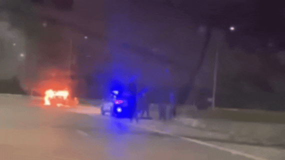 Auto familiar terminó hecho chatarra por un incendio en Circunvalación Oeste 🔥🚗