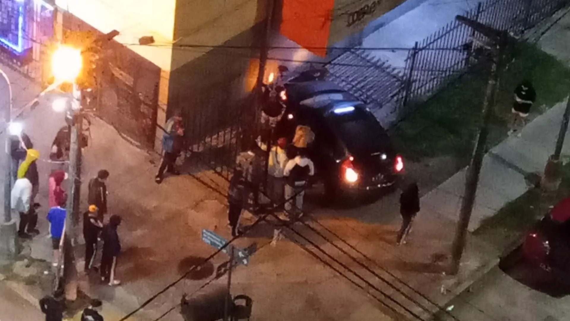 Barrio Las Flores: se estampó contra una torre, perdió la patente y casi arma una guerra vecinal 🚗💥