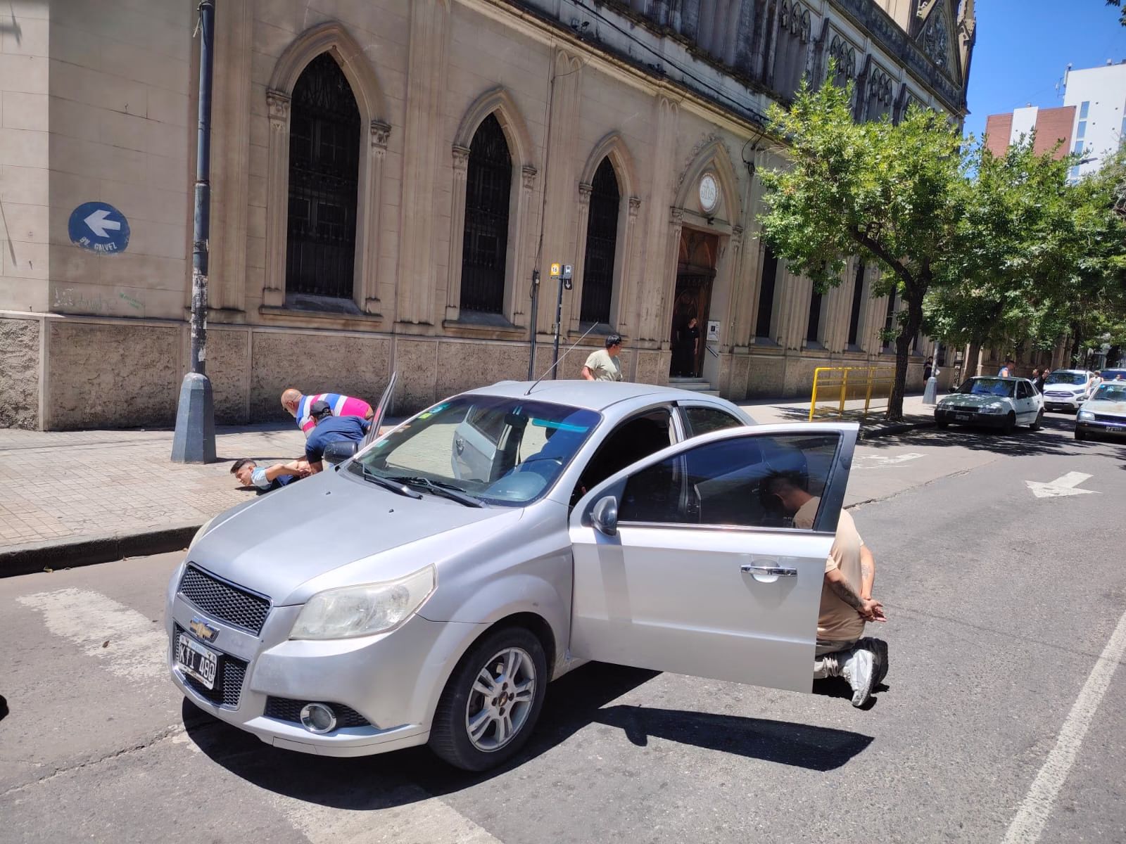 Tres detenidos por robar un auto con inhibidor: cayó la banda del “abrime el coche sin tocarlo” 🚗🔧