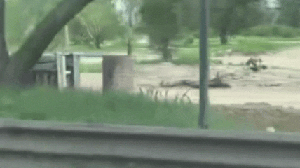 Se volcó un camión en la obra del Puente Carretero💥