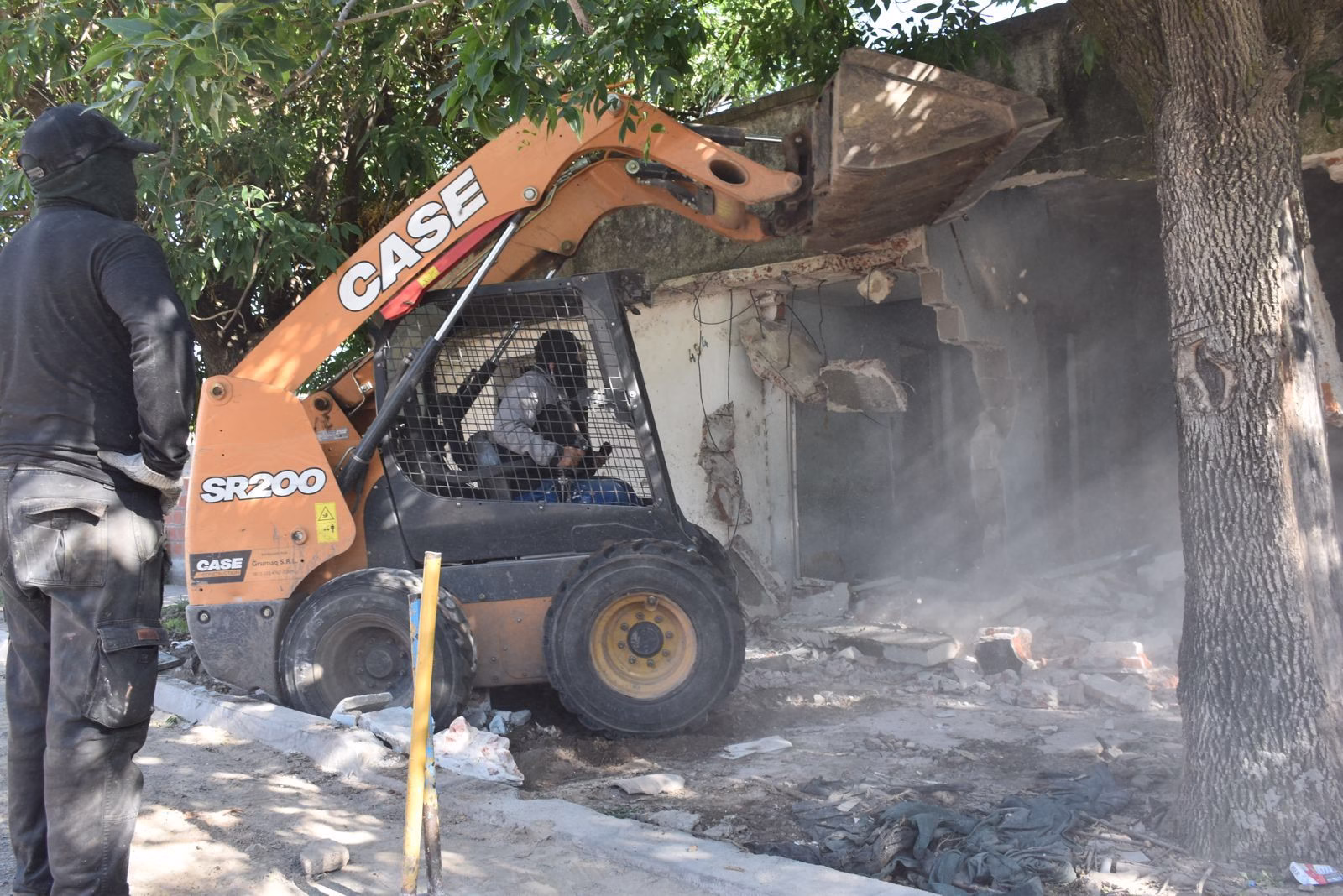 Derribaron un búnker de drogas en Capitán Bermúdez: polvo, escombros y aplausos del barrio 🚓💥