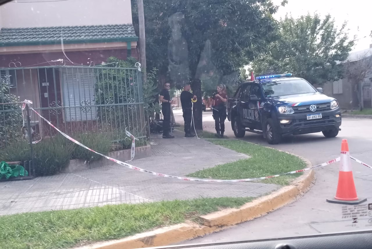 SAN CARLOS CENTRO: un joven motociclista murió al chocar contra una casa