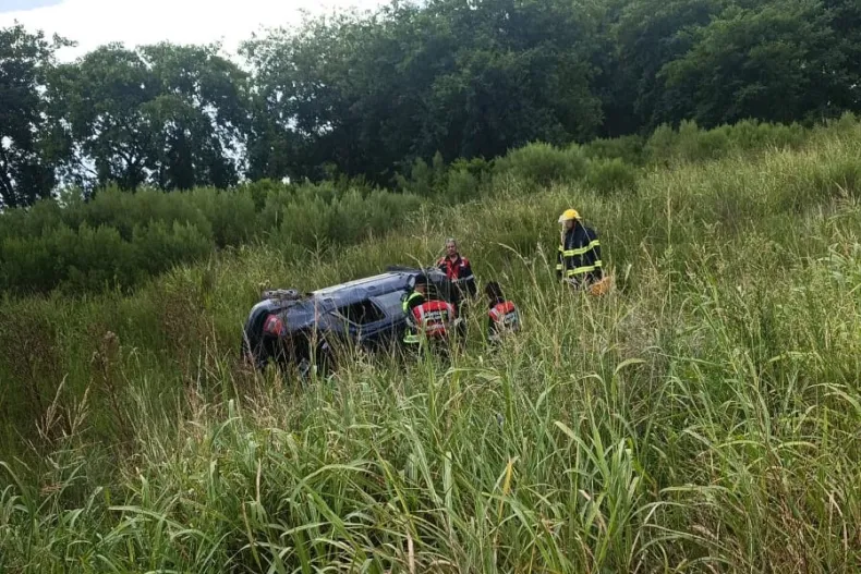 Cuatro tumbos en la Ruta 11: un auto voló al campo y quedó destruido 🚗💥🛣️