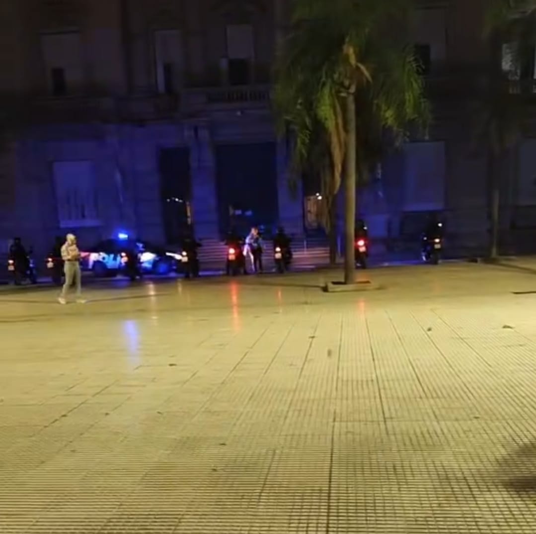 Protesta policial durante la madrugada 🚓