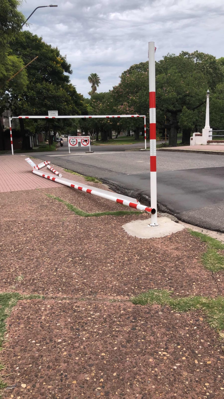 Otra vez tumbaron el arco del Parque Garay: “así va a pasar una tragedia” 🚧😡