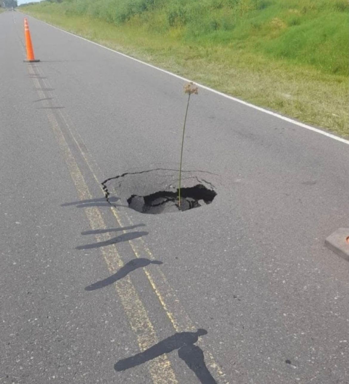 Socavón en Ruta 1: apareció un hundimiento en Cayastá y hay paso alternado ⚠️🛣️