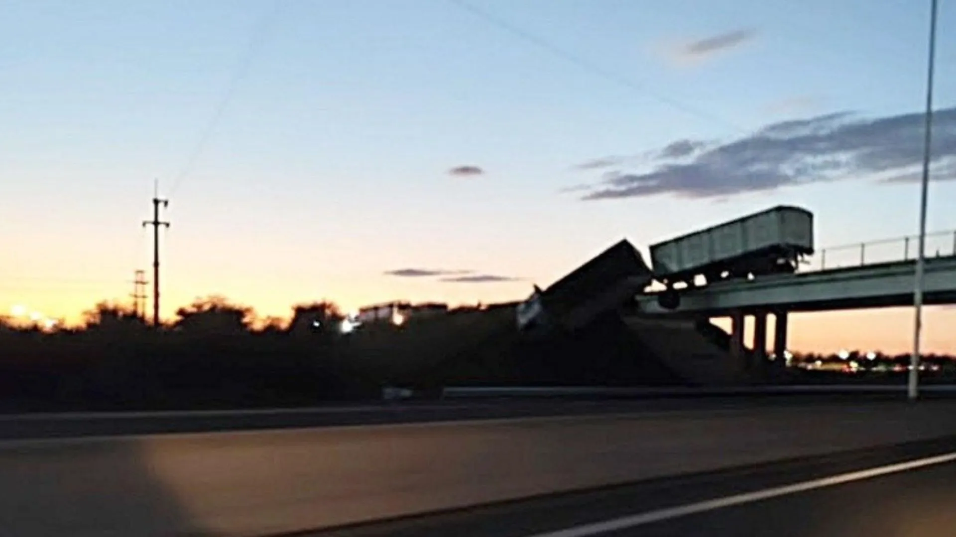 Camión colgando del puente y autopista cortada: San Lorenzo amaneció con caos 🚛🫣