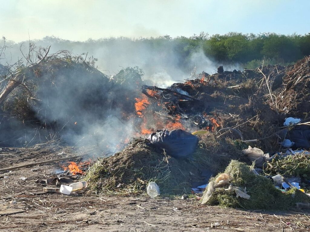Otra vez el basural de Rincón prendido: humo tóxico, olor nauseabundo y vecinos al límite 🔥😷