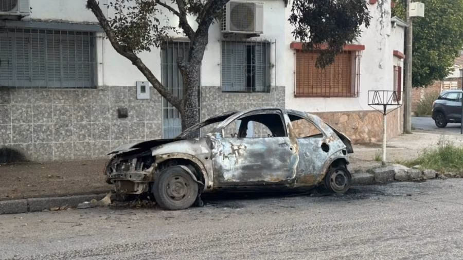 Madrugada en llamas: un auto quedó destruido en barrio Sur 🔥🚗