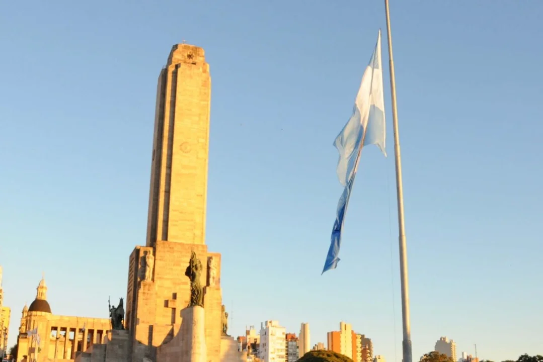 Monumento a la Bandera, otra vez en pausa: Nación no paga y se frenó la obra 🧱🇦🇷