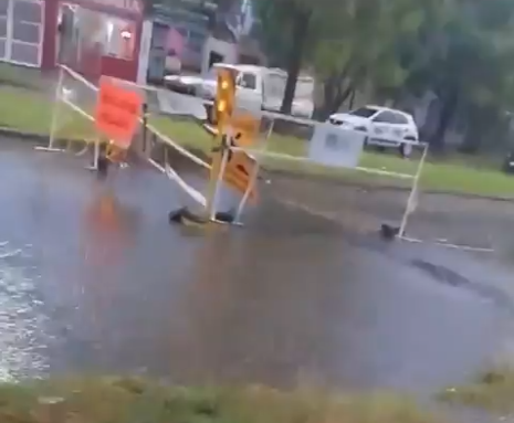 Se lo tragó el pozo: el viento tiró el corralito de ASSA y un auto terminó adentro 🌧️🕳️🚗