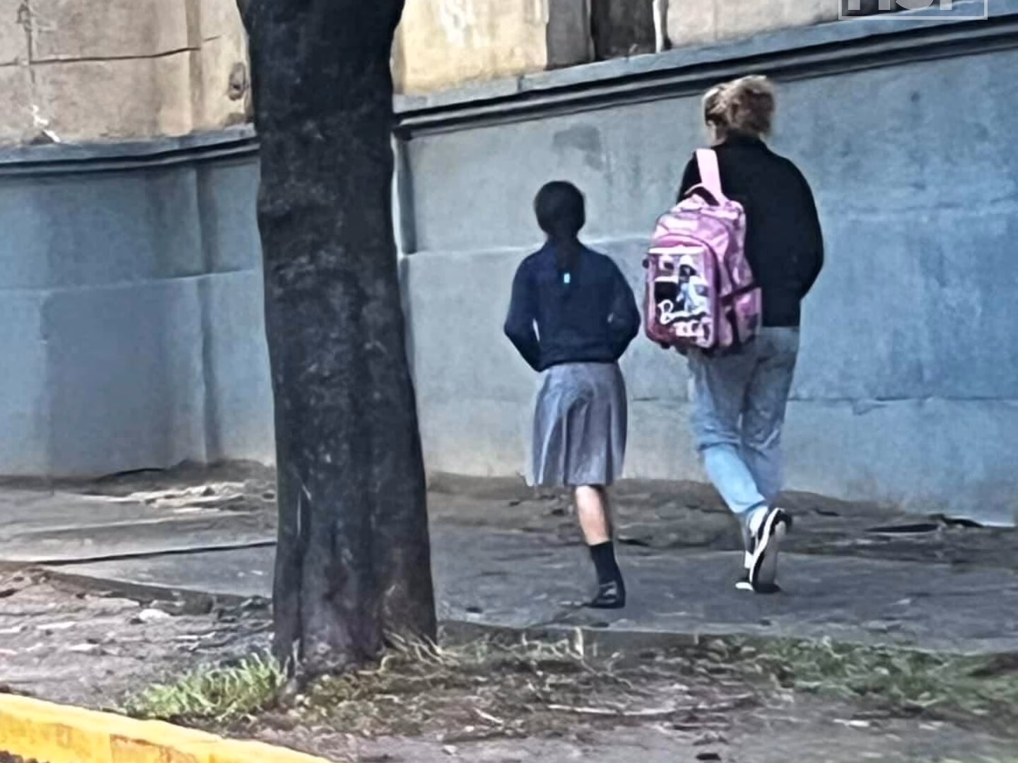 Llevó a su hija a la escuela un feriado y se hizo viral 🔥