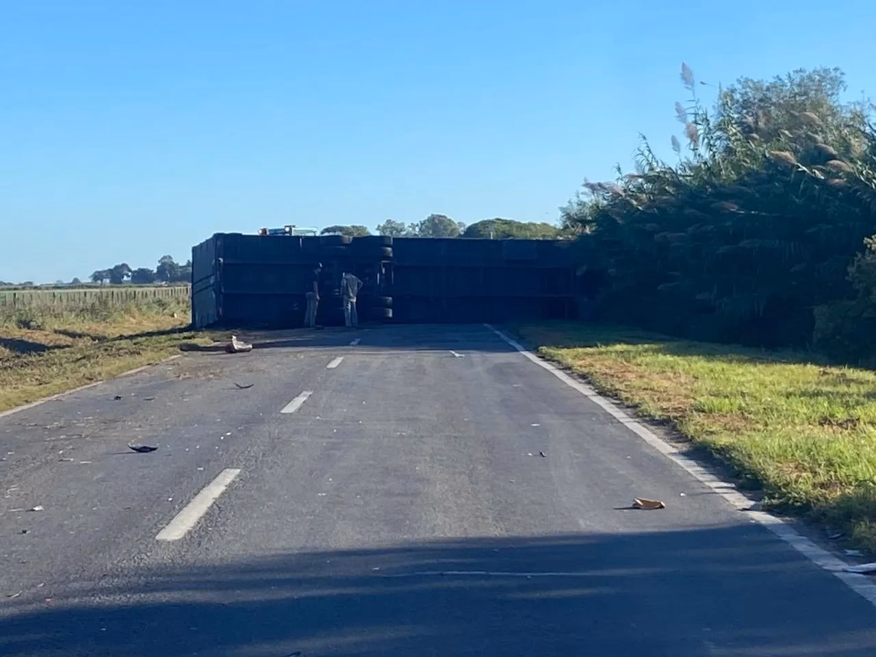 Vuelco en la Ruta 11 y tránsito cortado: un camión quedó patas para arriba 🛣️🚛