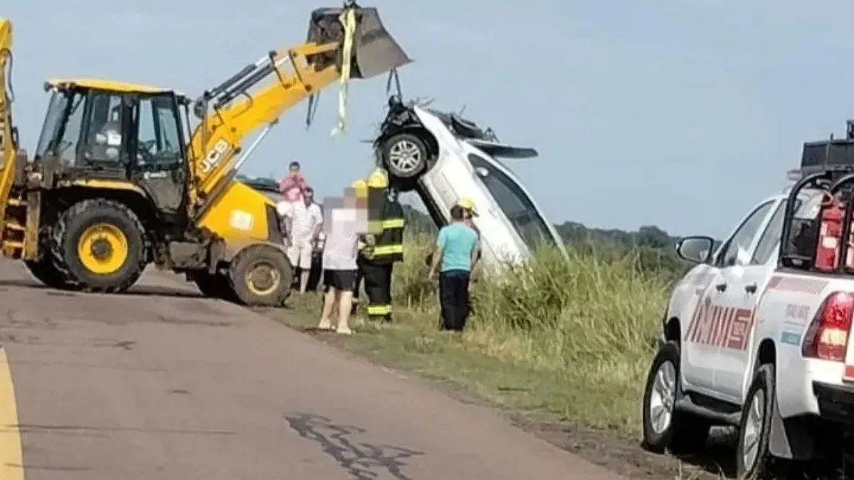 Tremendo vuelco en Ruta 11: un auto terminó destruido
