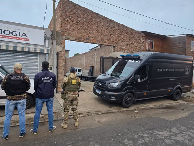 Tres policías detenidos y un operativo cargadito 🚓